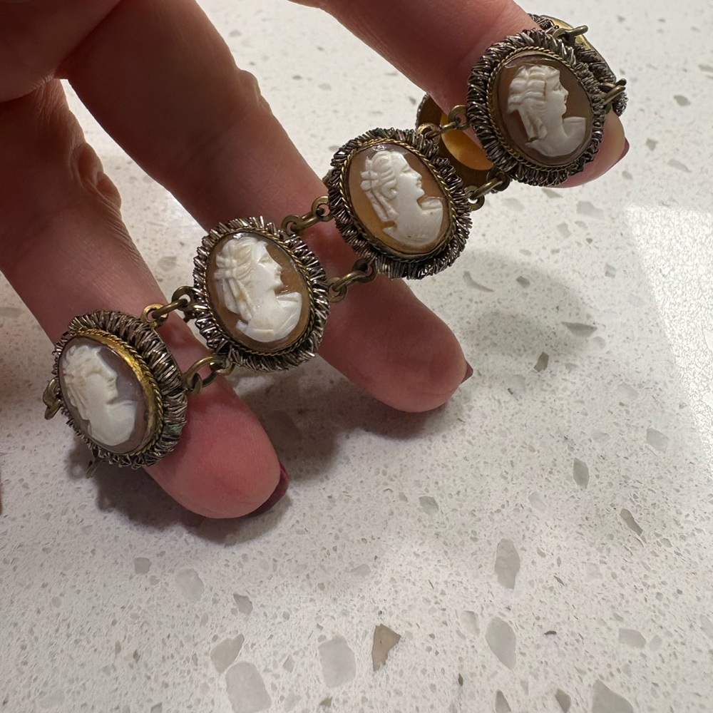 Elegant Cameo Bracelet in Gold and Cream